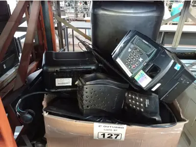 LOTE 127 - 01 FRAGMENTADORA DE PAPEL, 01 RELÓGIO DE PONTO, 02 ESTABILIZADORES VÁRIOS TECLADOS PARA PC E APARELHOS DE TELEFONE MARCAS E MODELOS DIVERSOS. (NO ESTADO) ATENÇÃO! FAZER A VISITAÇÃO ANTES DE ARREMATAR, NÃO SABEMOS SE FUNCIONA. LEILÃO NÃO TEM GARANTIA E NEM DEVOLUÇÃO, SUJEITO A POSSÍVEIS AVARIAS VISÍVEIS/OCULTAS E/OU AUSÊNCIA DE COMPONENTES.