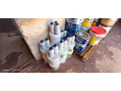 LOTE 039 - 13 LATAS DE 5KG COM COLA PISO AUBICON (NO ESTADO, NÃO SABEMOS SE FUNCIONA. LEILÃO NÃO TEM GARANTIA E NEM DEVOLUÇÃO).