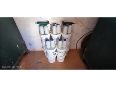 LOTE 031 - 13 LATAS DE 5KG COM COLA PISO AUBICON (NO ESTADO, NÃO SABEMOS SE FUNCIONA. LEILÃO NÃO TEM GARANTIA E NEM DEVOLUÇÃO).