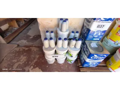 LOTE 039 - 13 LATAS DE 5KG COM COLA PISO AUBICON (NO ESTADO, NÃO SABEMOS SE FUNCIONA. LEILÃO NÃO TEM GARANTIA E NEM DEVOLUÇÃO).