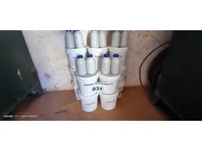 LOTE 031 - 13 LATAS DE 5KG COM COLA PISO AUBICON (NO ESTADO, NÃO SABEMOS SE FUNCIONA. LEILÃO NÃO TEM GARANTIA E NEM DEVOLUÇÃO).