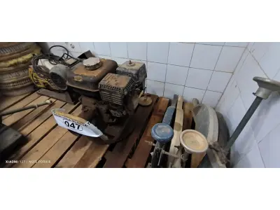 LOTE 047 - 01 MOTOR A GASOLINA PARA VIBRATÓRIA SEM O MANGOTE (NO ESTADO, NÃO SABEMOS SE FUNCIONA. LEILÃO NÃO TEM GARANTIA E NEM DEVOLUÇÃO). (NO ESTADO, NÃO SABEMOS SE FUNCIONA. LEILÃO NÃO TEM GARANTIA E NEM DEVOLUÇÃO).
