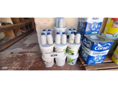 LOTE 039 - 13 LATAS DE 5KG COM COLA PISO AUBICON (NO ESTADO, NÃO SABEMOS SE FUNCIONA. LEILÃO NÃO TEM GARANTIA E NEM DEVOLUÇÃO).