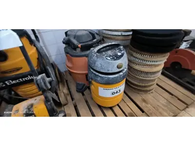 LOTE 043 - 02 ASPIRADORES DE PÓ SEM MARCA APARENTE (NO ESTADO, NÃO SABEMOS SE FUNCIONA. LEILÃO NÃO TEM GARANTIA E NEM DEVOLUÇÃO).