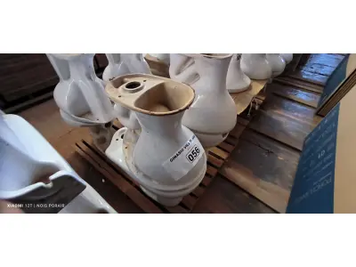 LOTE 056 - 01 LOTE COM 04 VASOS SANITÁRIOS (NO ESTADO, NÃO SABEMOS SE FUNCIONA. LEILÃO NÃO TEM GARANTIA E NEM DEVOLUÇÃO).