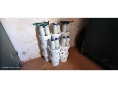 LOTE 031 - 13 LATAS DE 5KG COM COLA PISO AUBICON (NO ESTADO, NÃO SABEMOS SE FUNCIONA. LEILÃO NÃO TEM GARANTIA E NEM DEVOLUÇÃO).
