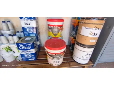 LOTE 035 - 01 LOTE COM BALDES DE IMPERMEABILIZANTES (NO ESTADO, NÃO SABEMOS SE FUNCIONA. LEILÃO NÃO TEM GARANTIA E NEM DEVOLUÇÃO).