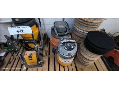 LOTE 043 - 02 ASPIRADORES DE PÓ SEM MARCA APARENTE (NO ESTADO, NÃO SABEMOS SE FUNCIONA. LEILÃO NÃO TEM GARANTIA E NEM DEVOLUÇÃO).