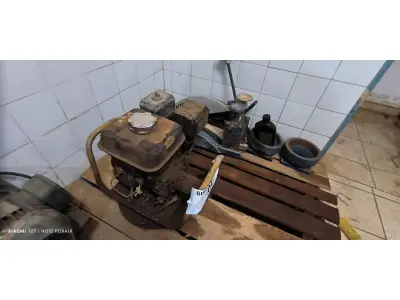 LOTE 047 - 01 MOTOR A GASOLINA PARA VIBRATÓRIA SEM O MANGOTE (NO ESTADO, NÃO SABEMOS SE FUNCIONA. LEILÃO NÃO TEM GARANTIA E NEM DEVOLUÇÃO). (NO ESTADO, NÃO SABEMOS SE FUNCIONA. LEILÃO NÃO TEM GARANTIA E NEM DEVOLUÇÃO).