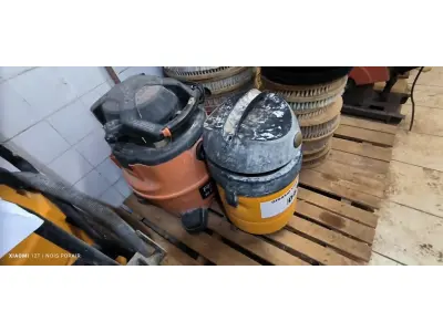 LOTE 043 - 02 ASPIRADORES DE PÓ SEM MARCA APARENTE (NO ESTADO, NÃO SABEMOS SE FUNCIONA. LEILÃO NÃO TEM GARANTIA E NEM DEVOLUÇÃO).