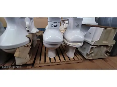 LOTE 052 - 01 LOTE COM 04 VASOS SANITÁRIOS (NO ESTADO, NÃO SABEMOS SE FUNCIONA. LEILÃO NÃO TEM GARANTIA E NEM DEVOLUÇÃO).