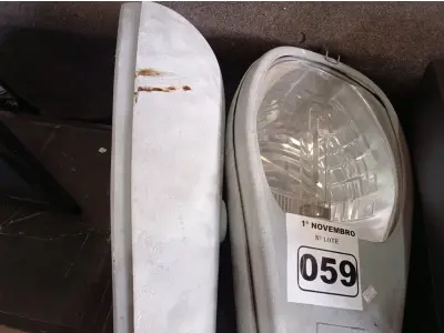LOTE 059 - 02 LUMINÁRIAS DE PÁTIO. (NO ESTADO) ATENÇÃO! FAZER A VISITAÇÃO ANTES DE ARREMATAR, NÃO SABEMOS SE FUNCIONA. LEILÃO NÃO TEM GARANTIA E NEM DEVOLUÇÃO, SUJEITO A POSSÍVEIS AVARIAS VISÍVEIS/OCULTAS E/OU AUSÊNCIA DE COMPONENTES.
