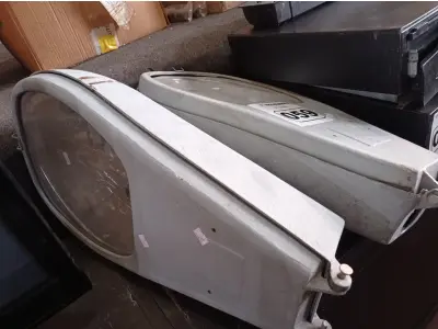 LOTE 059 - 02 LUMINÁRIAS DE PÁTIO. (NO ESTADO) ATENÇÃO! FAZER A VISITAÇÃO ANTES DE ARREMATAR, NÃO SABEMOS SE FUNCIONA. LEILÃO NÃO TEM GARANTIA E NEM DEVOLUÇÃO, SUJEITO A POSSÍVEIS AVARIAS VISÍVEIS/OCULTAS E/OU AUSÊNCIA DE COMPONENTES.