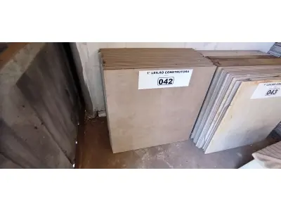 LOTE 042 - 01 LOTE COM PISOS 60CM X60CM (NO ESTADO, NÃO SABEMOS SE FUNCIONA. LEILÃO NÃO TEM GARANTIA E NEM DEVOLUÇÃO).