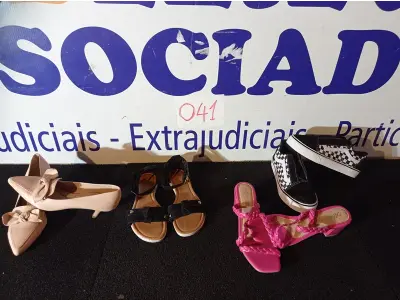 LOTE 041 - 04 – PARES DE CALÇADOS FEMININO, SENDO 03 Nº 36 E 01 PAR Nº 35.(NO ESTADO, NÃO SABEMOS SE FUNCIONA. LEILÃO NÃO TEM GARANTIA E NEM DEVOLUÇÃO, SUJEITO A POSSÍVEIS AVARIAS VISÍVEIS/OCULTAS E/OU AUSÊNCIA DE COMPONENTES)
