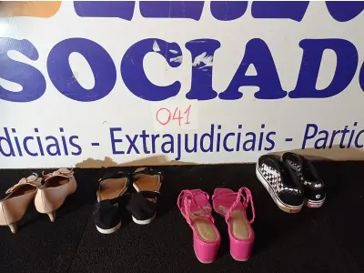 LOTE 041 - 04 – PARES DE CALÇADOS FEMININO, SENDO 03 Nº 36 E 01 PAR Nº 35.(NO ESTADO, NÃO SABEMOS SE FUNCIONA. LEILÃO NÃO TEM GARANTIA E NEM DEVOLUÇÃO, SUJEITO A POSSÍVEIS AVARIAS VISÍVEIS/OCULTAS E/OU AUSÊNCIA DE COMPONENTES)