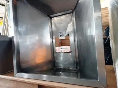 LOTE 164 - 01 COIFA EM AÇO INOX MEDINDO 110CMX100CM. (NO ESTADO, NÃO SABEMOS SE FUNCIONA. LEILÃO NÃO TEM GARANTIA E NEM DEVOLUÇÃO).