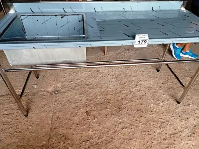 LOTE 179 - 01 BANCADA COM PIA DO LADO ESQUERDO E ESPELHO MEDINDO 180CMX66CM EM AÇO INOX. (NOVO) (NO ESTADO, NÃO SABEMOS SE FUNCIONA. LEILÃO NÃO TEM GARANTIA E NEM DEVOLUÇÃO).