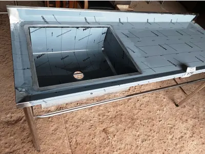 LOTE 179 - 01 BANCADA COM PIA DO LADO ESQUERDO E ESPELHO MEDINDO 180CMX66CM EM AÇO INOX. (NOVO) (NO ESTADO, NÃO SABEMOS SE FUNCIONA. LEILÃO NÃO TEM GARANTIA E NEM DEVOLUÇÃO).