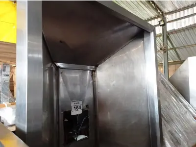 LOTE 164 - 01 COIFA EM AÇO INOX MEDINDO 110CMX100CM. (NO ESTADO, NÃO SABEMOS SE FUNCIONA. LEILÃO NÃO TEM GARANTIA E NEM DEVOLUÇÃO).