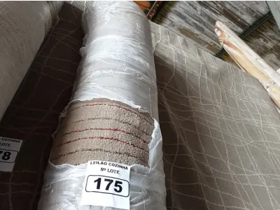 LOTE 175 - 01 TAPETE MEDINDO 400CMX300CM. (NO ESTADO, NÃO SABEMOS SE FUNCIONA. LEILÃO NÃO TEM GARANTIA E NEM DEVOLUÇÃO).