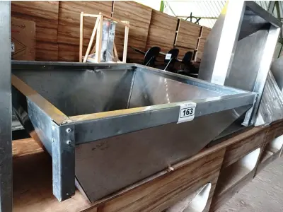 LOTE 163 - 01 COIFA EM AÇO INOX MEDINDO 126CMX120CM. (NO ESTADO, NÃO SABEMOS SE FUNCIONA. LEILÃO NÃO TEM GARANTIA E NEM DEVOLUÇÃO).