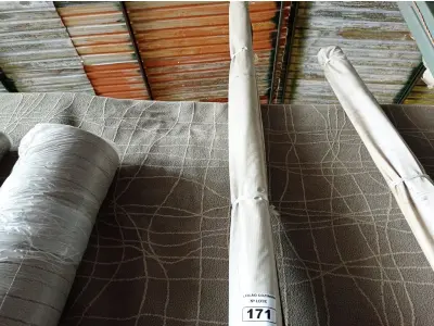 LOTE 171 - 01 TOLDO ESTILO CORTINA MEDINDO 456CMX400CM (CXA). (NO ESTADO, NÃO SABEMOS SE FUNCIONA. LEILÃO NÃO TEM GARANTIA E NEM DEVOLUÇÃO).