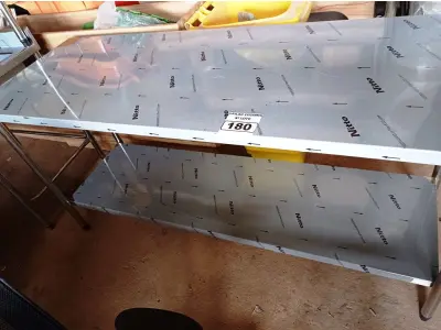 LOTE 180 - 01 MESA MEDINDO 180CMX65CM COM PANELEIRO EM AÇO INOX. (NOVO) (NO ESTADO, NÃO SABEMOS SE FUNCIONA. LEILÃO NÃO TEM GARANTIA E NEM DEVOLUÇÃO).
