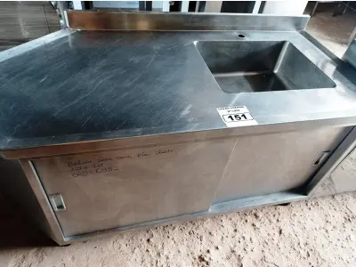 LOTE 151 - 01 BALCÃO SECO COM PIA, MEDINDO 143CMX71CM EM AÇO INOX. (NO ESTADO, NÃO SABEMOS SE FUNCIONA. LEILÃO NÃO TEM GARANTIA E NEM DEVOLUÇÃO).