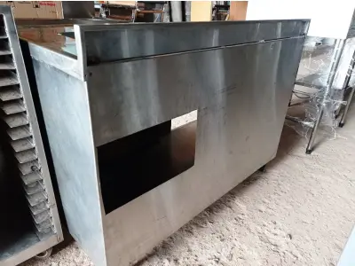 LOTE 151 - 01 BALCÃO SECO COM PIA, MEDINDO 143CMX71CM EM AÇO INOX. (NO ESTADO, NÃO SABEMOS SE FUNCIONA. LEILÃO NÃO TEM GARANTIA E NEM DEVOLUÇÃO).
