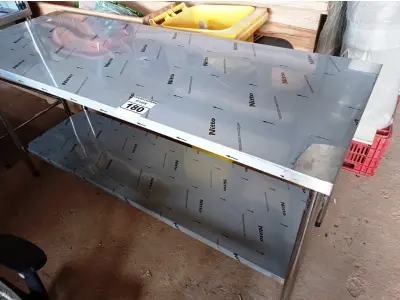 LOTE 180 - 01 MESA MEDINDO 180CMX65CM COM PANELEIRO EM AÇO INOX. (NOVO) (NO ESTADO, NÃO SABEMOS SE FUNCIONA. LEILÃO NÃO TEM GARANTIA E NEM DEVOLUÇÃO).