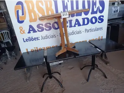 LOTE 013 - 03 MESAS DE MADEIRA COM PÉS DE FERRO MEDIDAS VARIADAS. (NO ESTADO, NÃO SABEMOS SE FUNCIONA. LEILÃO NÃO TEM GARANTIA E NEM DEVOLUÇÃO).