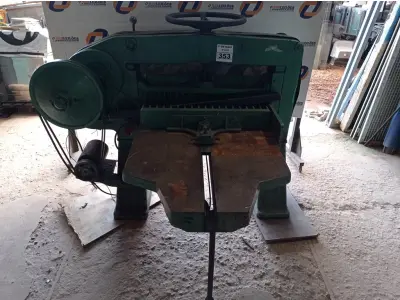 LOTE 353 - 01 GUILHOTINA PARA PAPEL ANTIGA EM FERRO FUNDIDO. (NO ESTADO) ATENÇÃO! FAZER A VISITAÇÃO ANTES DE ARREMATAR, NÃO SABEMOS SE FUNCIONA. LEILÃO NÃO TEM GARANTIA E NEM DEVOLUÇÃO, SUJEITO A POSSÍVEIS AVARIAS VISÍVEIS/OCULTAS E/OU AUSÊNCIA DE COMPONENTES.