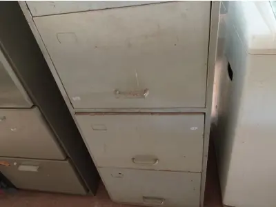 LOTE 332 - 01 LOTE COM PERIFÉRICOS DIVERSOS E 01 ARMÁRIO DE ARQUIVO DE AÇO COM 04 GAVETAS. (NO ESTADO) ATENÇÃO! FAZER A VISITAÇÃO ANTES DE ARREMATAR, NÃO SABEMOS SE FUNCIONA. LEILÃO NÃO TEM GARANTIA E NEM DEVOLUÇÃO, SUJEITO A POSSÍVEIS AVARIAS VISÍVEIS/OCULTAS E/OU AUSÊNCIA DE COMPONENTES.