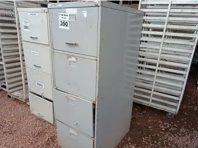 LOTE 350 - 01 ARQUIVO DE AÇO COM 04 GAVETAS. (NO ESTADO) ATENÇÃO! FAZER A VISITAÇÃO ANTES DE ARREMATAR, NÃO SABEMOS SE FUNCIONA. LEILÃO NÃO TEM GARANTIA E NEM DEVOLUÇÃO, SUJEITO A POSSÍVEIS AVARIAS VISÍVEIS/OCULTAS E/OU AUSÊNCIA DE COMPONENTES.