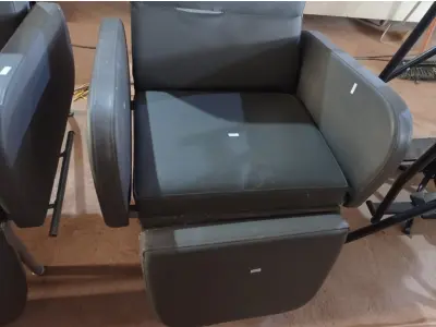LOTE 338 - 01 POLTRONA DE DESCANSO. (NO ESTADO) ATENÇÃO! FAZER A VISITAÇÃO ANTES DE ARREMATAR, NÃO SABEMOS SE FUNCIONA. LEILÃO NÃO TEM GARANTIA E NEM DEVOLUÇÃO, SUJEITO A POSSÍVEIS AVARIAS VISÍVEIS/OCULTAS E/OU AUSÊNCIA DE COMPONENTES.