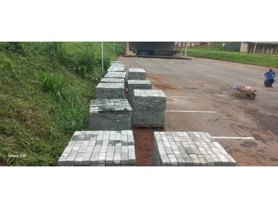 LOTE 129 - 01 PALETE DE COM APROXIMADAMENTE 750 BLOQUETES PARA PAVIMENTAÇÃO (NO ESTADO) (RETIRAR EM GOIÂNIA -GO)