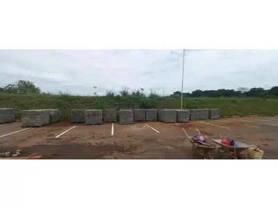 LOTE 137 - 01 PALETE DE COM APROXIMADAMENTE 750 BLOQUETES PARA PAVIMENTAÇÃO (NO ESTADO) (RETIRAR EM GOIÂNIA -GO)