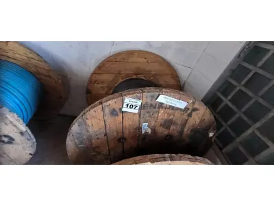 LOTE 107 - 01 CARRETEL COM CABO 150MM NA COR PRETA. (1KVA) COM 108 METROS (NO ESTADO) 