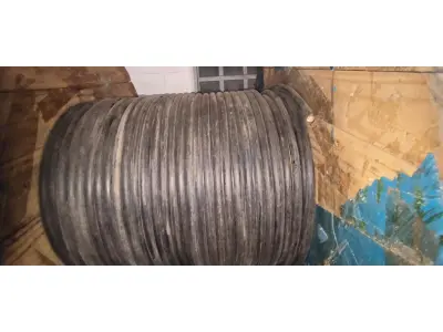 LOTE 107 - 01 CARRETEL COM CABO 150MM NA COR PRETA. (1KVA) COM 108 METROS (NO ESTADO) 