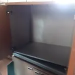 LOTE 399 - 01 ARMÁRIO BAIXO EM MADEIRA COM 02 PORTAS E 01 PRATELEIRA. (NO ESTADO, LEILÃO NÃO TEM GARANTIA E NEM DEVOLUÇÃO, SUJEITO A POSSÍVEIS AVARIAS VISÍVEIS/OCULTAS E/OU AUSÊNCIA DE COMPONENTES).
