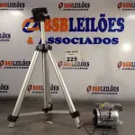 LOTE 225 - 01 CÂMERA FOTOGRÁFICA MARCA SONY COM TRIPÉ. (NO ESTADO, LEILÃO NÃO TEM GARANTIA E NEM DEVOLUÇÃO, SUJEITO A POSSÍVEIS AVARIAS VISÍVEIS/OCULTAS E/OU AUSÊNCIA DE COMPONENTES).