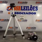 LOTE 225 - 01 CÂMERA FOTOGRÁFICA MARCA SONY COM TRIPÉ. (NO ESTADO, LEILÃO NÃO TEM GARANTIA E NEM DEVOLUÇÃO, SUJEITO A POSSÍVEIS AVARIAS VISÍVEIS/OCULTAS E/OU AUSÊNCIA DE COMPONENTES).