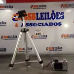 LOTE 225 - 01 CÂMERA FOTOGRÁFICA MARCA SONY COM TRIPÉ. (NO ESTADO, LEILÃO NÃO TEM GARANTIA E NEM DEVOLUÇÃO, SUJEITO A POSSÍVEIS AVARIAS VISÍVEIS/OCULTAS E/OU AUSÊNCIA DE COMPONENTES).