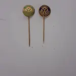 LOTE 021 - RAROS BROCHES DE EX FUNCIONÁRIO  COMEMORATIVOS VOLKSWAGEN COM 3,7 GRAMAS DE OURO 10 E 15 ANOS (NO ESTADO)