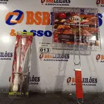 LOTE 013 - 01 KIT CHURRASCO E 01 GRELHA PARA CHURRASQUEIRA. (NO ESTADO) ATENÇÃO! FAZER A VISITAÇÃO ANTES DE ARREMATAR, NÃO SABEMOS SE FUNCIONA. LEILÃO NÃO TEM GARANTIA E NEM DEVOLUÇÃO, SUJEITO A POSSÍVEIS AVARIAS VISÍVEIS/OCULTAS E/OU AUSÊNCIA DE COMPONENTES.