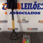 LOTE 022 - 01 CONJUNTO PARA JARDINAGEM E 01 MINI PÁ PARA ACAMPAMENTO. (NO ESTADO) ATENÇÃO! FAZER A VISITAÇÃO ANTES DE ARREMATAR, NÃO SABEMOS SE FUNCIONA. LEILÃO NÃO TEM GARANTIA E NEM DEVOLUÇÃO, SUJEITO A POSSÍVEIS AVARIAS VISÍVEIS/OCULTAS E/OU AUSÊNCIA DE COMPONENTES.