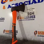 LOTE 024 - 01 MACHADINHA CAÇA E PESCA COM CABO EMBORRACHADO. (NO ESTADO) ATENÇÃO! FAZER A VISITAÇÃO ANTES DE ARREMATAR, NÃO SABEMOS SE FUNCIONA. LEILÃO NÃO TEM GARANTIA E NEM DEVOLUÇÃO, SUJEITO A POSSÍVEIS AVARIAS VISÍVEIS/OCULTAS E/OU AUSÊNCIA DE COMPONENTES.