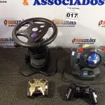 LOTE 017 - 02 VOLANTES, 02 CONTROLES PARA VIDEOGAME E 01 CONTROLE PARA CARRINHO. (NO ESTADO) ATENÇÃO! FAZER A VISITAÇÃO ANTES DE ARREMATAR, NÃO SABEMOS SE FUNCIONA. LEILÃO NÃO TEM GARANTIA E NEM DEVOLUÇÃO, SUJEITO A POSSÍVEIS AVARIAS VISÍVEIS/OCULTAS E/OU AUSÊNCIA DE COMPONENTES.