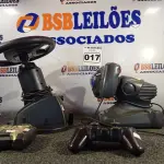 LOTE 017 - 02 VOLANTES, 02 CONTROLES PARA VIDEOGAME E 01 CONTROLE PARA CARRINHO. (NO ESTADO) ATENÇÃO! FAZER A VISITAÇÃO ANTES DE ARREMATAR, NÃO SABEMOS SE FUNCIONA. LEILÃO NÃO TEM GARANTIA E NEM DEVOLUÇÃO, SUJEITO A POSSÍVEIS AVARIAS VISÍVEIS/OCULTAS E/OU AUSÊNCIA DE COMPONENTES.